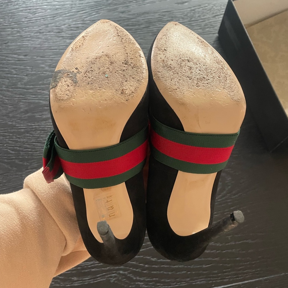 Gucci Sylvie Black Suede Heels with Red and Green Removable bow. - Picture 8 of 16